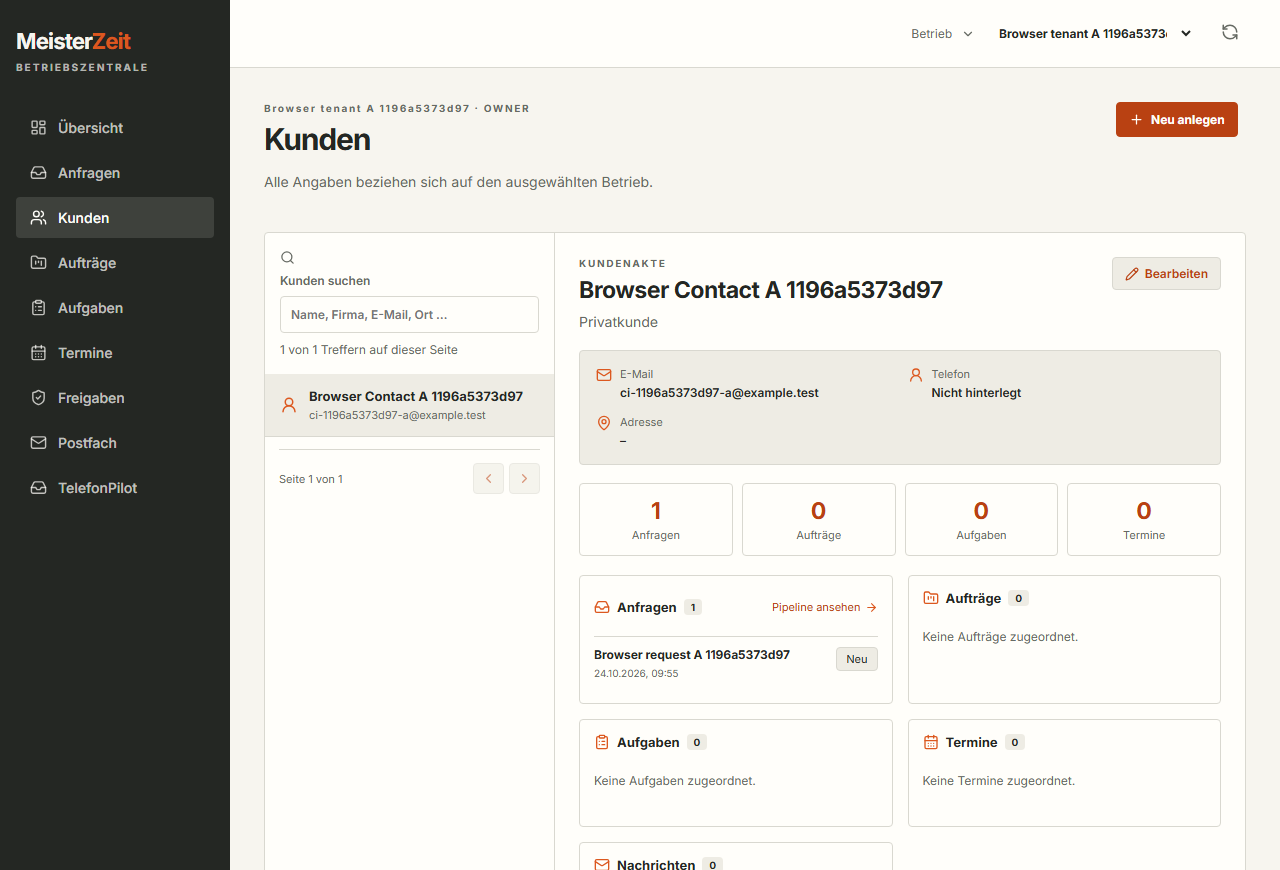 MeisterZeit Kundenakte mit verknüpfter Anfrage und Bereichen für Aufträge, Aufgaben und Termine. Die Anzeige enthält ausschließlich fiktive Testdaten.
